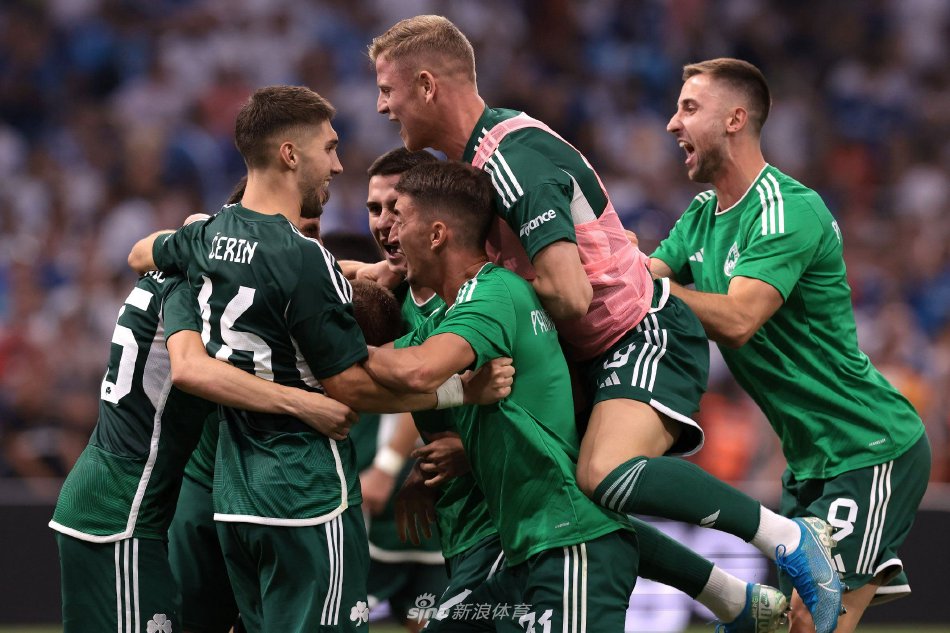 流露显得更 流露显得更