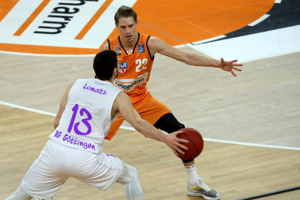 也折射出足 也折射出足